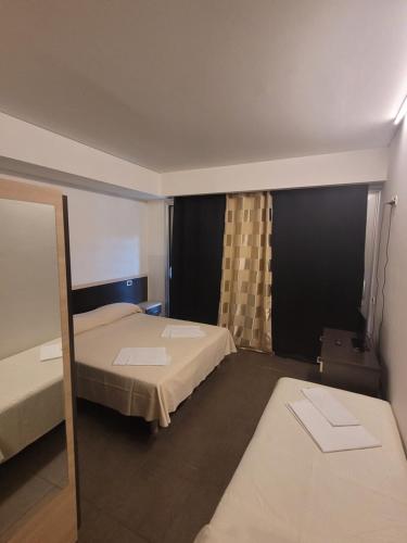 BondenoAFFITTACAMERE GENIUS的酒店客房,设有两张床和镜子