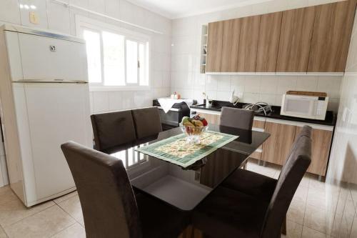 本图贡萨尔维斯Casa para 6 pessoas的厨房配有桌椅和冰箱。