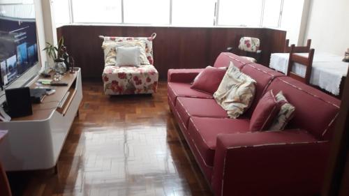 里约热内卢Copacabana aconchegante的客厅配有红色沙发和电视