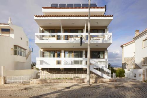 法鲁Alto House Faro AL de Assinatura Modernista的旁边带阳台的建筑
