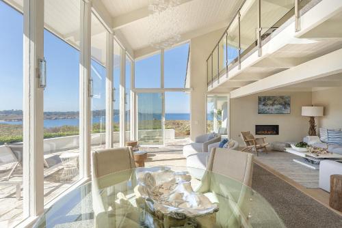 卡梅尔3911 Point Lobos View home的客厅设有玻璃桌和窗户。