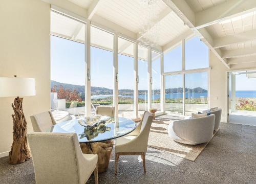 卡梅尔3911 Point Lobos View home的一间带桌椅和窗户的用餐室