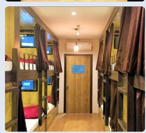 孟买Hilal dormitory的带两张双层床和一扇门的房间