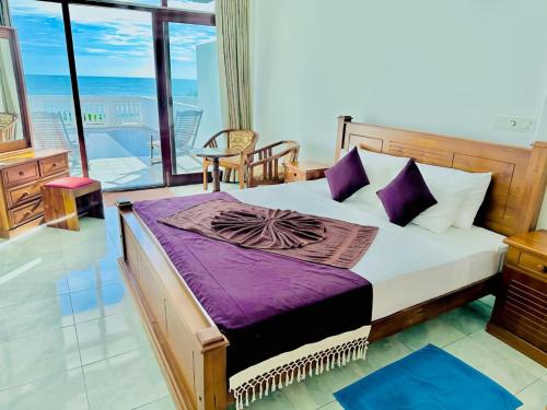 米瑞莎士兰莫酒店的一间卧室设有一张床,享有海景