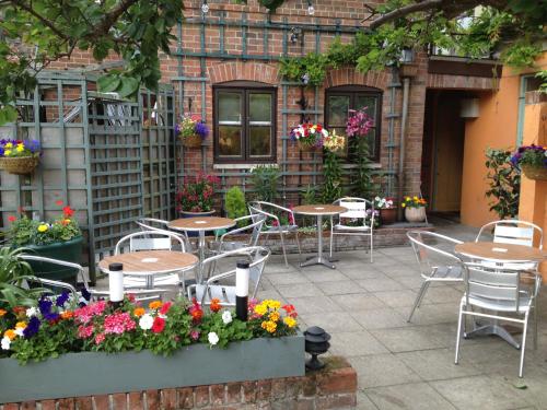 哈里奇Samuel Pepys的庭院设有桌椅和鲜花