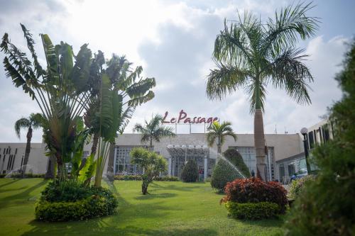 开罗开罗海峡酒店&俱乐部的一座楼前有棕榈树的酒店