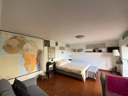 奥尔塔Caboz Inn的卧室配有一张床,墙上有地图