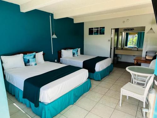 大松礁岛Big Pine Key Motel的酒店客房,配有两张床和椅子