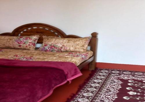 瓦亚纳德Aiswarya - The Jungle Home的一间卧室配有一张床和地毯