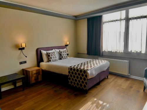 伊斯坦布尔The Han Residence Haliç的一间卧室设有一张床和一个大窗户