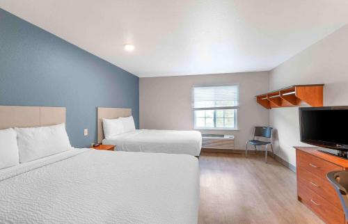 贝瑟默Extended Stay America Select Suites - Birmingham - Bessemer的酒店客房设有两张床和一台平面电视。
