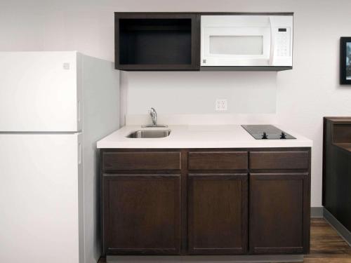 本顿维尔Extended Stay America Select Suites - Bentonville的一间带水槽和微波炉的小厨房