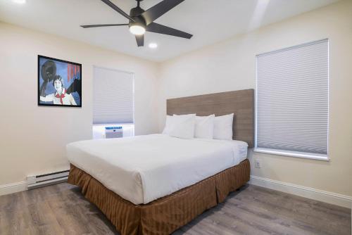 斯廷博特斯普林斯Legacy Vacation Resorts Steamboat Springs Suites的一间卧室配有一张大床和吊扇