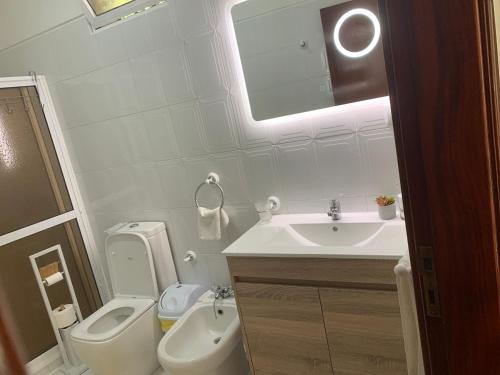 蓬他达维托亚Casa 212的白色的浴室设有卫生间和水槽。