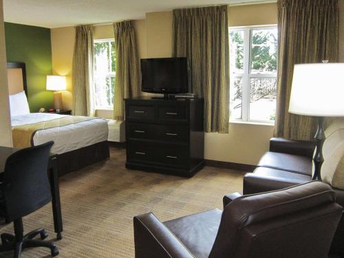格林斯伯勒格林斯博罗机场长住酒店的酒店客房,配有床和电视