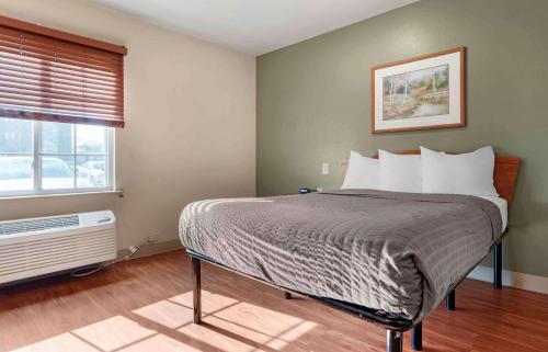 弗洛伦斯Extended Stay America Select Suites - Cincinnati - Florence - Airport的窗户和床筒的床上床