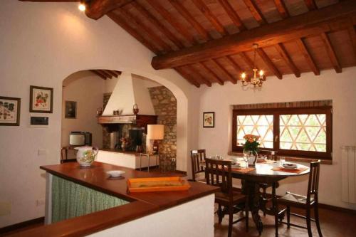 波吉奥的圣多纳托Agriturismo San Silvestro的厨房、带桌子的客厅和用餐室