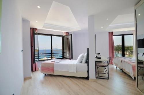 达特恰达特恰蓝宝石酒店的一间带两张床的卧室和一个阳台
