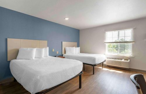 莱克兰Extended Stay America Select Suites - Lakeland的酒店客房设有两张床和窗户。