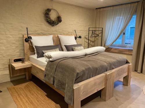 SchleibnitzLark One的一间卧室配有一张带枕头的大型木制床。