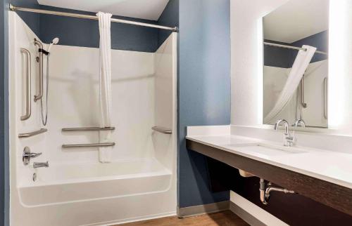 肯纳Extended Stay America Suites - New Orleans - Airport - I-10的带浴缸、水槽和淋浴的浴室
