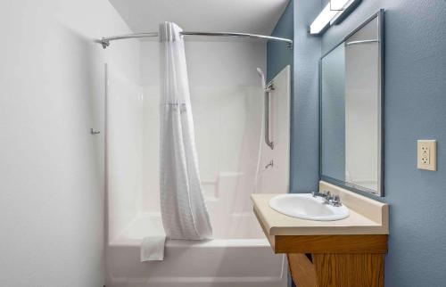 奥格登Extended Stay America Select Suites - Ogden的浴室配有淋浴帘和盥洗盆。