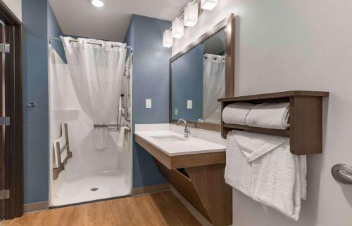 梅里马克Extended Stay America Suites - Nashua - Merrimack的带淋浴、盥洗盆和淋浴的浴室