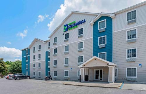 彭萨科拉Extended Stay America Select Suites - Pensacola - Northeast的大型的白色和蓝色酒店,设有停车场