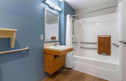 奥兰多Extended Stay America Select Suites - Orlando - South的一间带水槽和淋浴的浴室