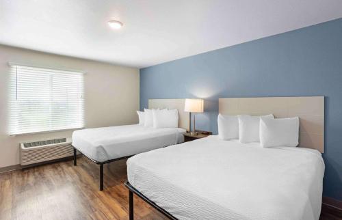 普利茅斯会议Extended Stay America Suites - Philadelphia - Plymouth Meeting - West的酒店客房设有两张床和窗户。