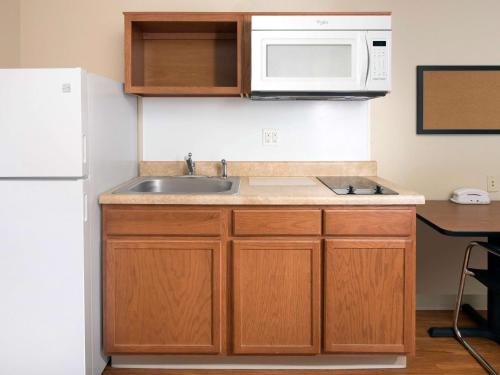 莱赫Extended Stay America Select Suites - Provo - American Fork的厨房配有水槽和微波炉