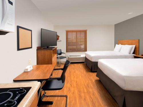 莱赫Extended Stay America Select Suites - Provo - American Fork的酒店客房配有两张床和一张书桌