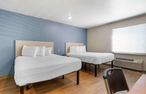 费耶特维尔Extended Stay America Select Suites - Fayetteville - I-49的客房设有两张床和窗户。