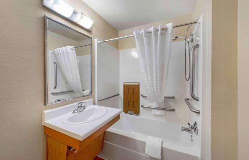 费耶特维尔Extended Stay America Select Suites - Fayetteville - I-49的白色的浴室设有水槽和淋浴。