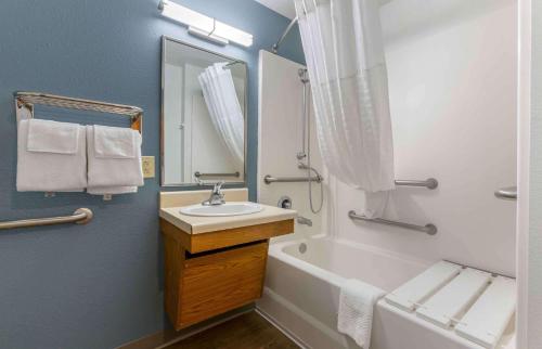 埃尔帕索Extended Stay America Select Suites - El Paso - East的一间带水槽、浴缸和镜子的浴室
