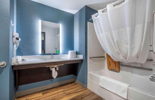 森特尼尔Extended Stay America Suites - Denver - Centennial的一间带水槽、浴缸和镜子的浴室