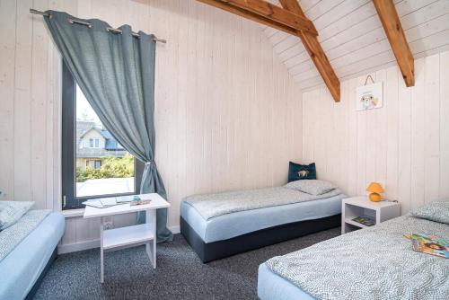 德布吉Fantazja&spa的客房设有两张床和窗户。