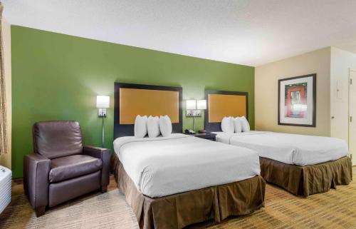 亚特兰大亚特兰大玛丽埃塔风山美国长住酒店的酒店客房,配有两张床和椅子