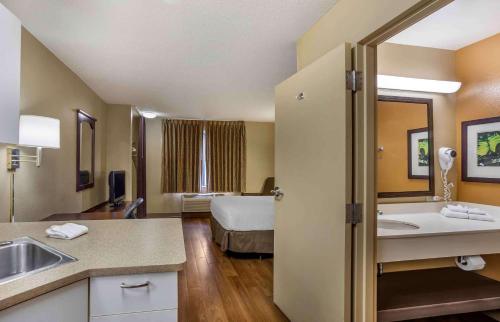 霍舍姆美国费城霍舍姆威尔士路长住酒店的一间酒店客房 - 带一张床和一间浴室