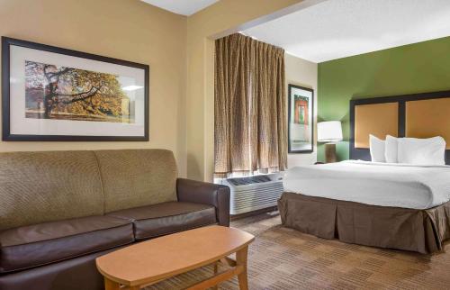 伊姆派瑞尔匹兹堡机场长住酒店的酒店客房,配有床和沙发