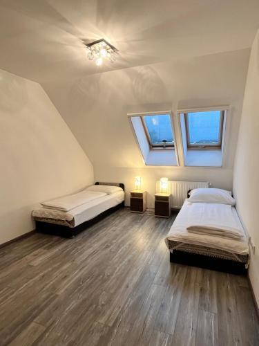 布达佩斯Rédiapartmanok的带2扇窗户的客房内的2张床