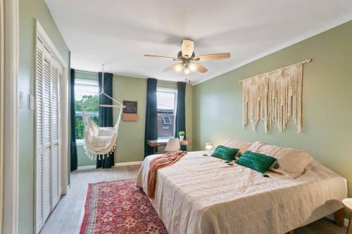 费城Trendy Fishtown Mid-Century Modern Inspired Home的一间卧室配有一张床和吊扇