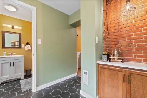 费城Trendy Fishtown Mid-Century Modern Inspired Home的一间带水槽和砖墙的浴室