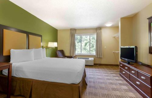 拉戈美国长住酒店 - 华盛顿特区 - 兰德欧弗的酒店客房,配有床和电视