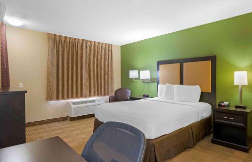 沃辛顿美洲长期住宿酒店 - 哥伦布 - 沃辛顿的酒店客房设有一张大床和一张书桌。