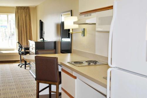 奥兰多奥兰多奥尔塔蒙特斯普林斯美国长住酒店的厨房配有冰箱和桌椅