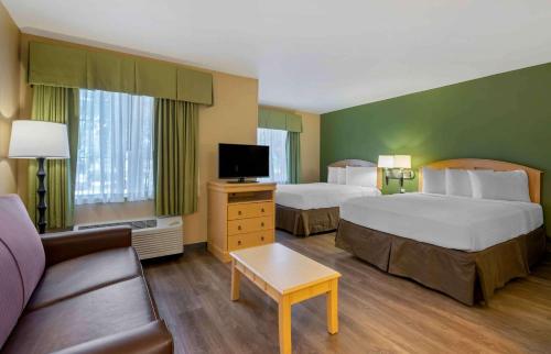 奥兰多奥兰多会展中心环球大道长住美国酒店的酒店客房,设有两张床和一张沙发