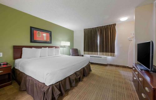 玛丽湖奥兰多-玛丽湖-格林伍德大道1036号-美国长住酒店的一间酒店客房,配有一张大床和一台平面电视