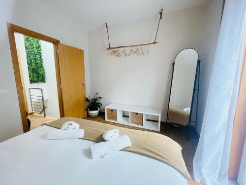 奥比多斯Casa Sonia Great location Quiet area Easy access的卧室配有白色床和毛巾
