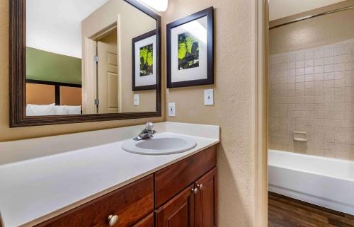 奥兰多美国-奥兰多-南方公园-商品圈酒店的浴室配有盥洗盆、镜子和浴缸